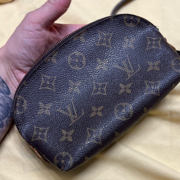 Louis Vuitton Cosmetic Pouch - Picture 8 of 16